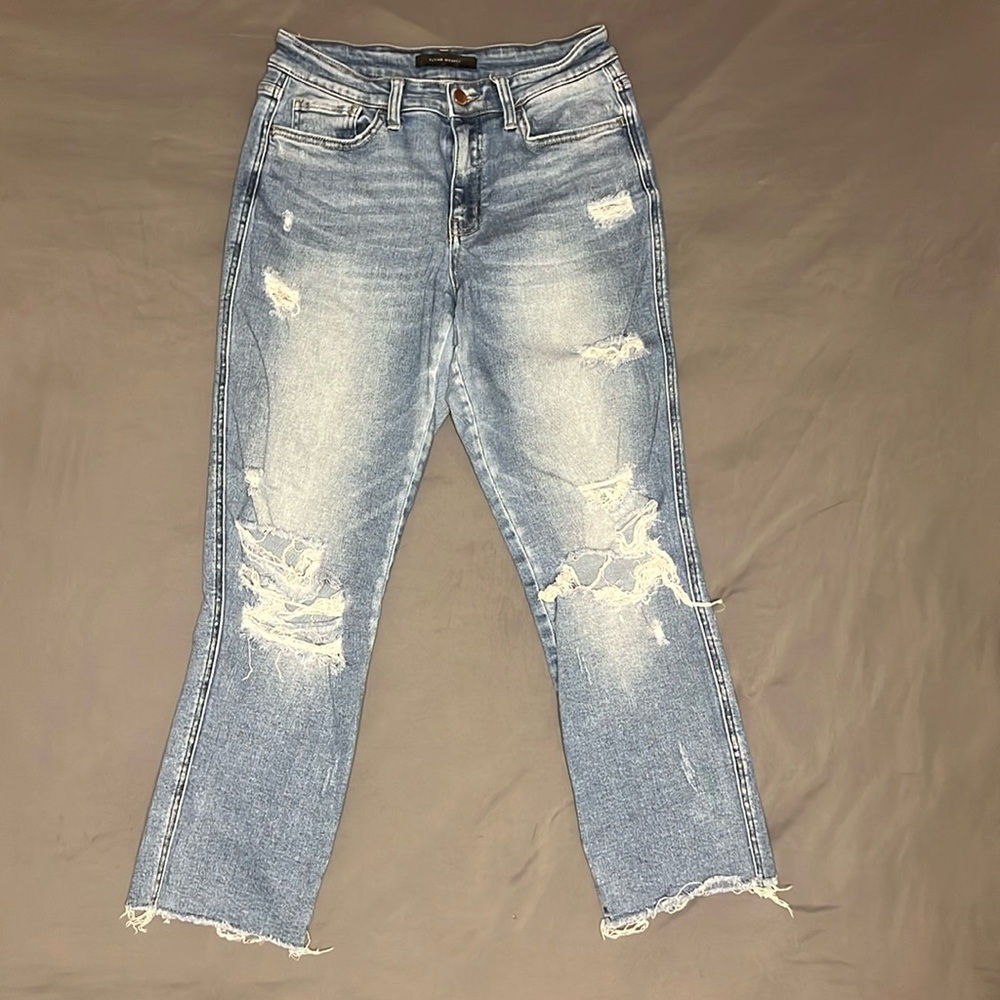Buckle brand Flying Monkey trendy distressed cropped jean